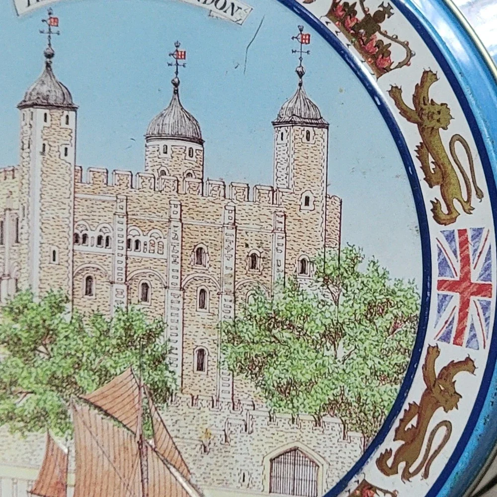 Authentic Vintage Bentley's of London Tin Famous London Landmarks 5.5